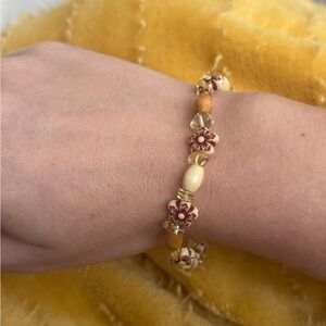 Floral Beaded Bracelet in Gold and Cream
